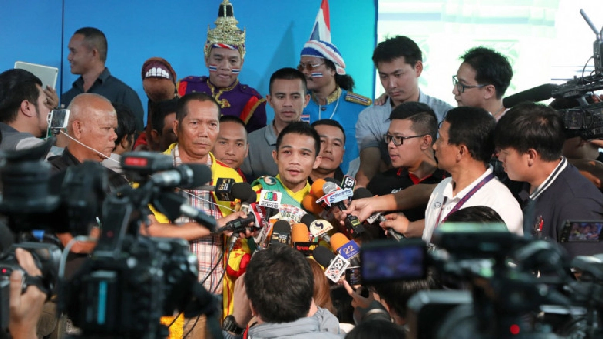 "ศรีสะเกษ"เดินทางถึงไทยหลังป้องกันแชมป์โลก (ภาพชุด) "ศรีสะเกษ"เดินทางถึงไทยหลังป้องกันแชมป์โลก (ภาพชุด)