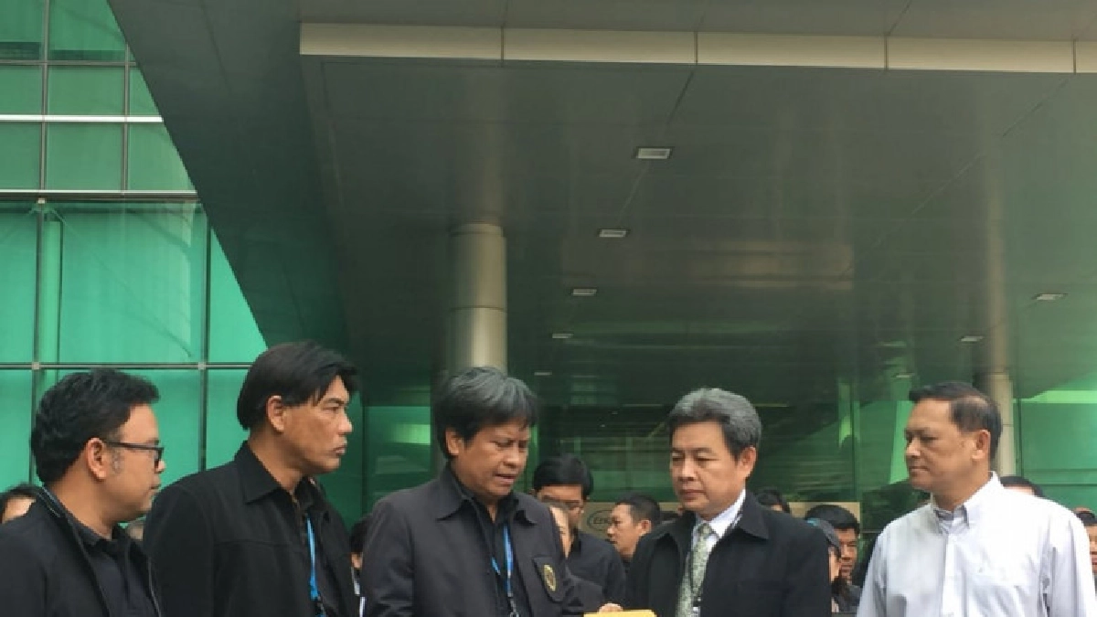 พนักงานกฟผ.แต่งดำประท้วง'รมว.พลังงาน' เซ็นMOUม็อบต้านถ่านหิน พนักงานกฟผ.แต่งดำประท้วง'รมว.พลังงาน' เซ็นMOUม็อบต้านถ่านหิน