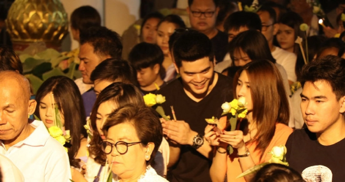 พุทธศาสนิกชนร่วมเวียนเทียนรอบวิหารพระพุทธชินราช