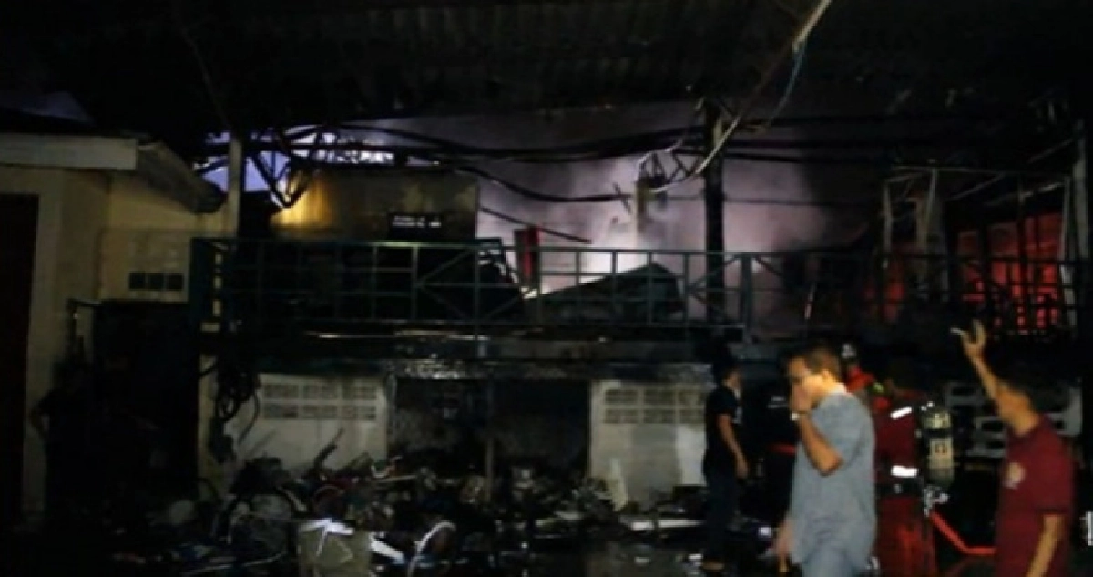 ไฟไหม้โกดังเก็บของหลังบ้านวอดหมด
