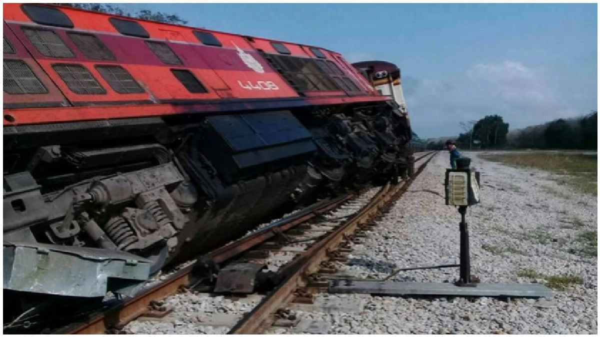 จนท.เร่งกู้รถไฟตกรางสถานีห้วยยอด-ตรัง จนท.เร่งกู้รถไฟตกรางสถานีห้วยยอด-ตรัง