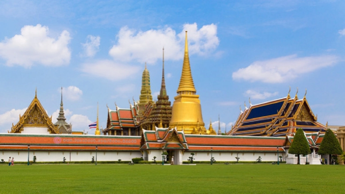 สมเด็จพระเจ้าอยู่หัว เสด็จฯ ไปทรงเปลี่ยนเครื่องทรงพระแก้ว สมเด็จพระเจ้าอยู่หัว เสด็จฯ ไปทรงเปลี่ยนเครื่องทรงพระแก้ว