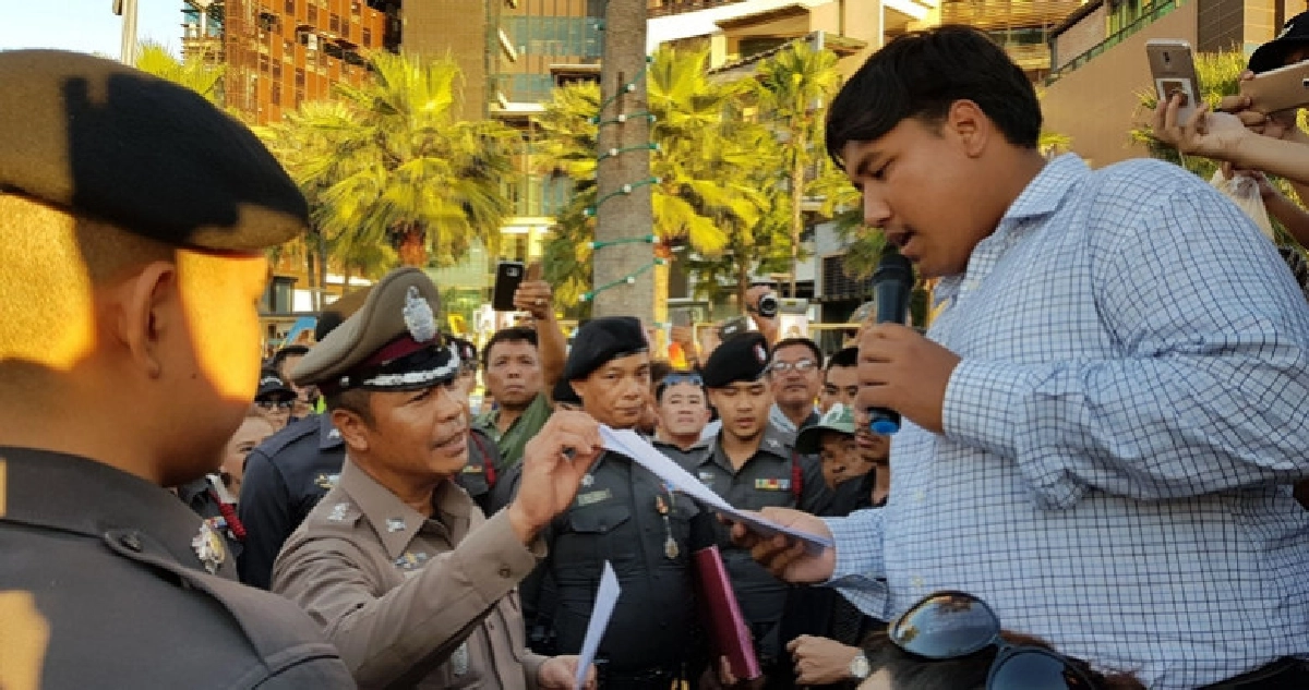“จ่านิว” นำกลุ่มชุมนุมเรียกร้องประชาธิปไตยริมหาดพัทยา