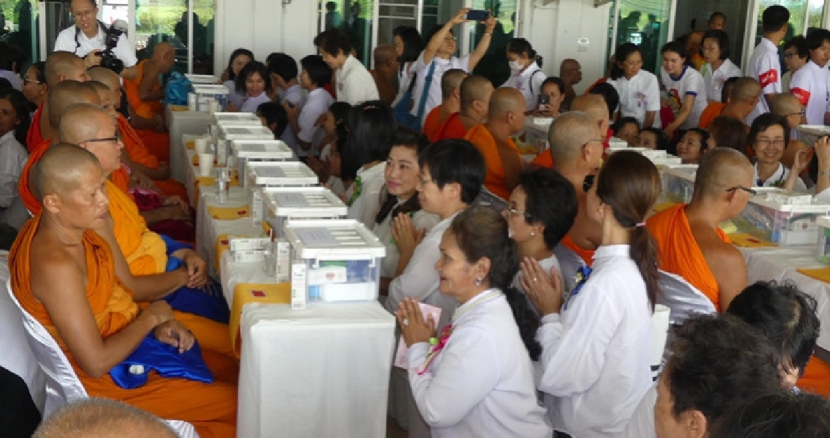 ศิษย์ธรรมกายถวายสังฆทาน 101 วัด พร้อมมอบทุนการศึกษา