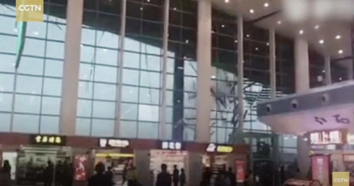 ลมพัดแรงทำฝ้าเพดานสนามบินจีนพังลงมาไร้เจ็บ 