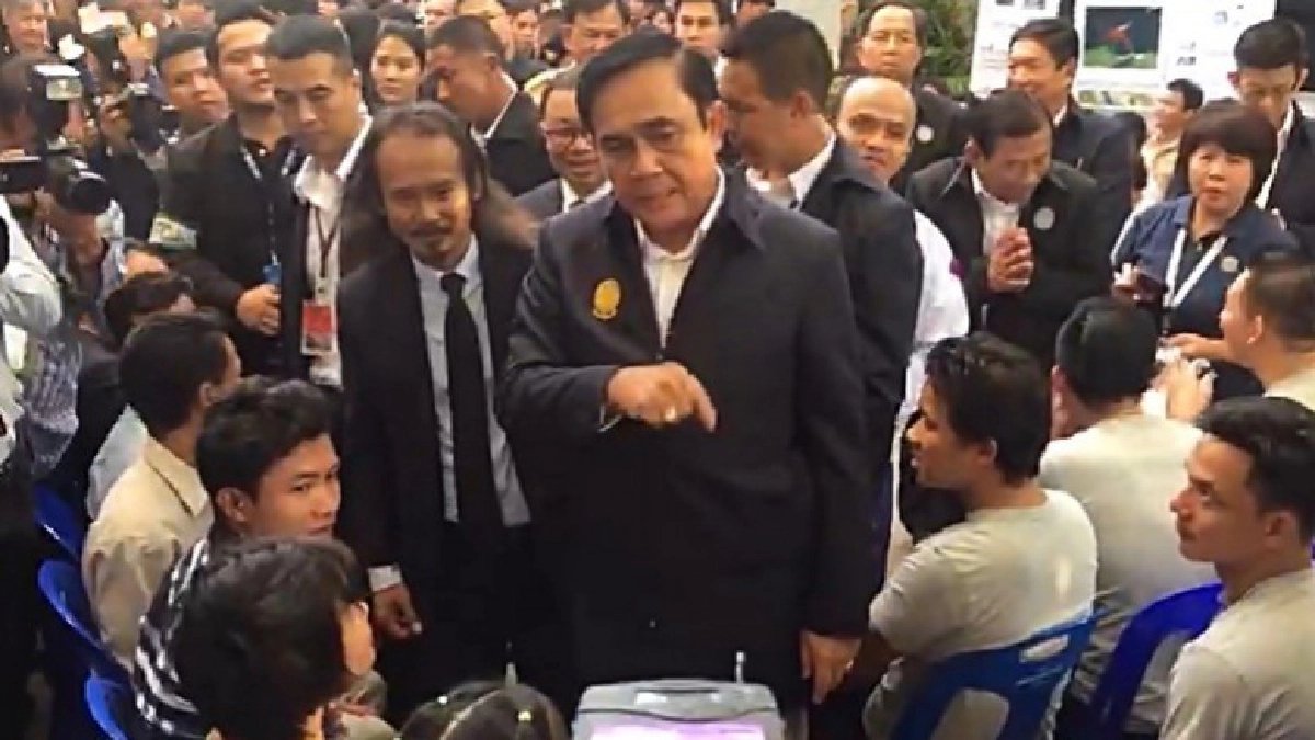 นายกฯลงพื้นที่มหาชัยอ้อน "แรงงานพม่า" นายกฯลงพื้นที่มหาชัยอ้อน "แรงงานพม่า"