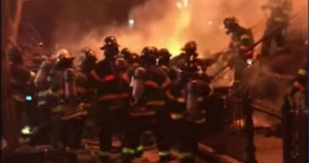 หลังคาตกใส่จนท.ดับเพลิงเจ็บ4นาย 