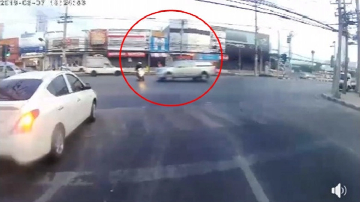(คลิป) ฝ่าไฟแดง !! ตาย 1 สาหัส 1 (คลิป) ฝ่าไฟแดง !! ตาย 1 สาหัส 1