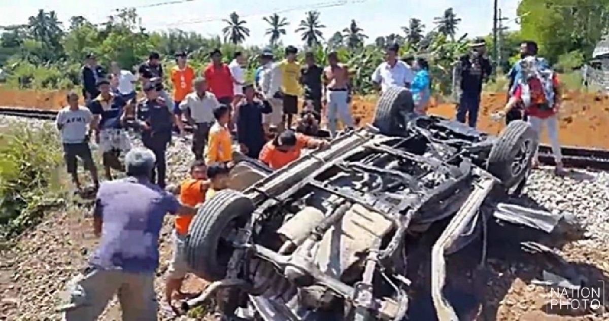 สลด! กระบะตัดหน้ารถไฟถูกชนสนั่นดับ 4 สลด! กระบะตัดหน้ารถไฟถูกชนสนั่นดับ 4