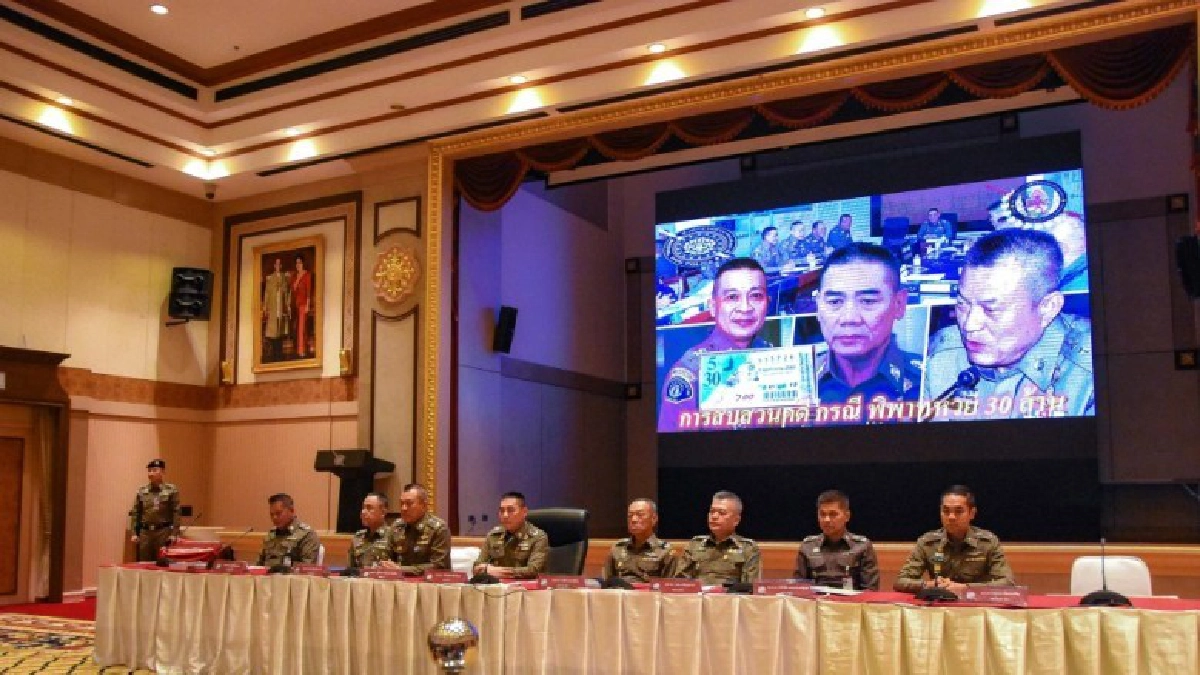 "หมวดจรูญ" ปิดบ้านเงียบ เปิดทีวีจอยักษ์ ลุ้น"ผบ.ตร."แถลง "หมวดจรูญ" ปิดบ้านเงียบ เปิดทีวีจอยักษ์ ลุ้น"ผบ.ตร."แถลง
