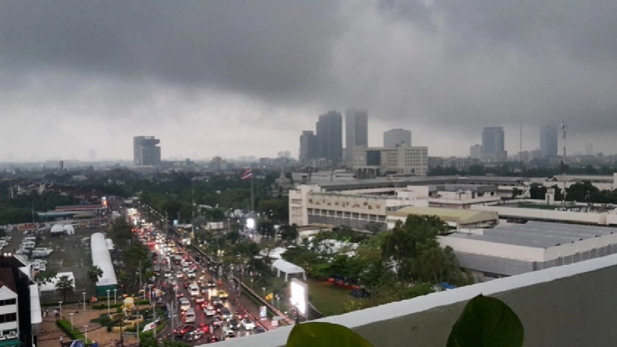 ฝนถล่มกรุง !! น้ำรอระบายหลายจุด
