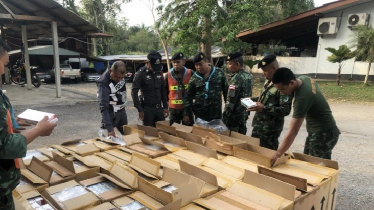รวบหนุ่มใหญ่ควงสาวขนบุหรี่หนีภาษีซุกเข่งผักล่องใต้ รวบหนุ่มใหญ่ควงสาวขนบุหรี่หนีภาษีซุกเข่งผักล่องใต้