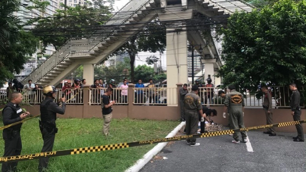ต่างชาติ ! ดิ่งสะพานลอย ย่านสาทร ดับ ต่างชาติ ! ดิ่งสะพานลอย ย่านสาทร ดับ