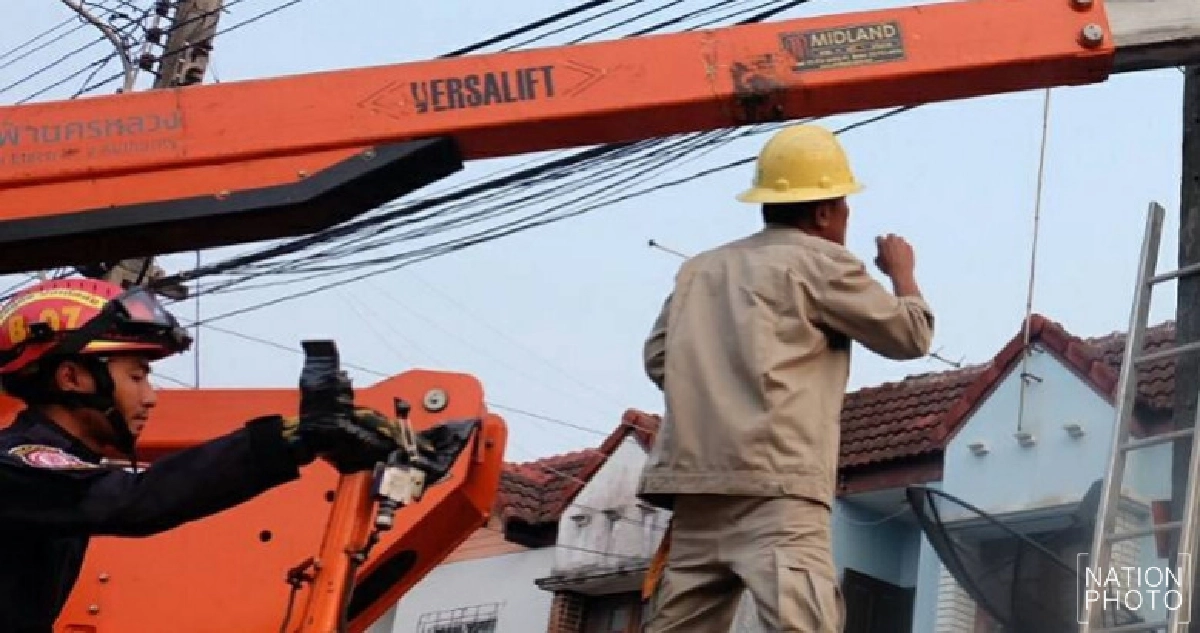 ช่างเดินสายไฟถูกช็อตดับคาเสาไฟฟ้า