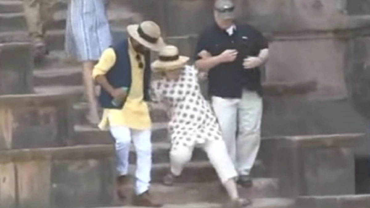 “ฮิลลารี”ลื่นขณะเที่ยวชมจาฮัซ มาฮาล (คลิป)