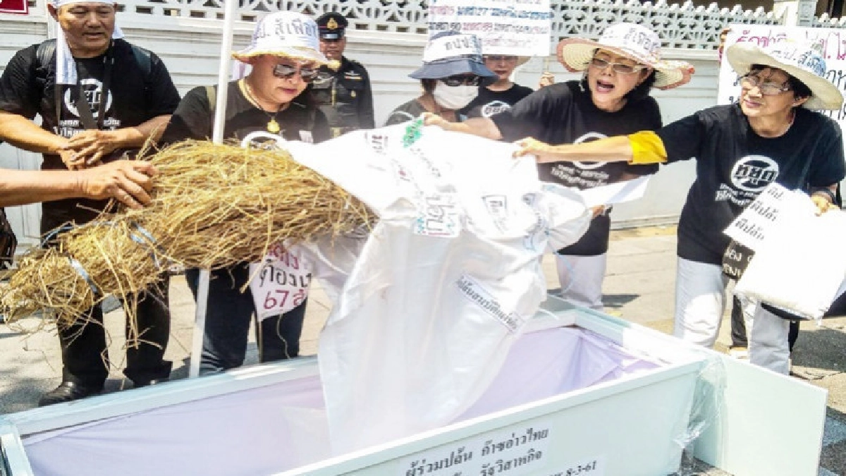 แบกโลงศพบุกทำเนียบฯค้านสัมปทานปิโตรเลียม !!! แบกโลงศพบุกทำเนียบฯค้านสัมปทานปิโตรเลียม !!!