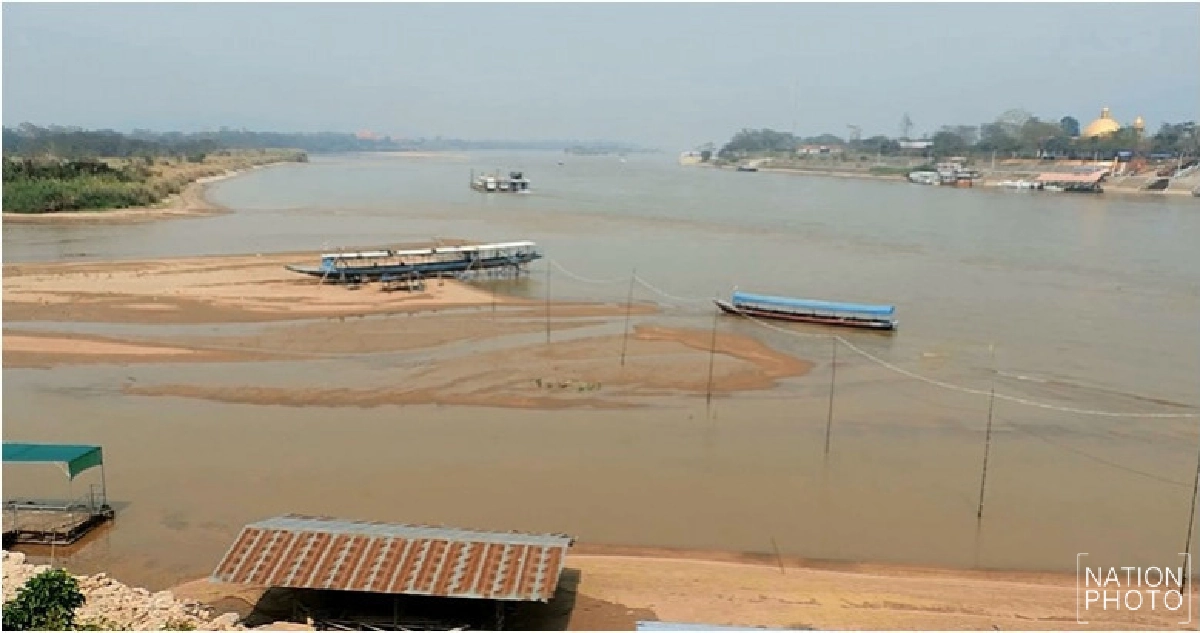 น้ำโขงแห้ง-โขดหินผุด! เรือติดหาดทราย