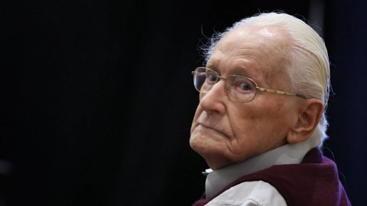 ผู้คุมบัญชีค่ายเอาช์วิตซ์สิ้นลมก่อนติดคุก