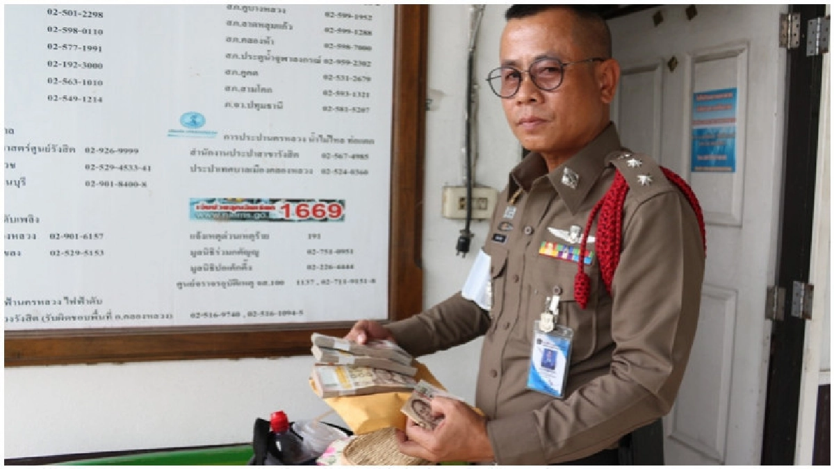 ตำรวจพึ่งได้!! ตร.จร.พบเงิน3แสนในเป้สะพาย ตำรวจพึ่งได้!! ตร.จร.พบเงิน3แสนในเป้สะพาย