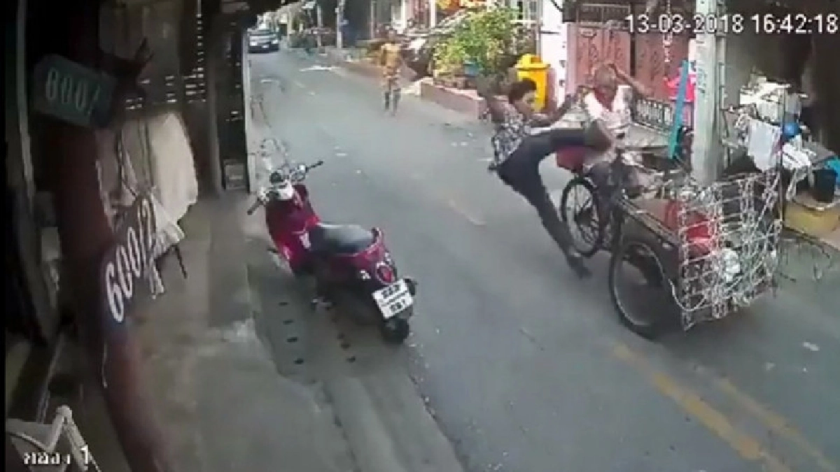 รวบแล้ว !! หนุ่มเลือดร้อนโดดเตะพ่อเฒ่าขี่ซาเล้ง รวบแล้ว !! หนุ่มเลือดร้อนโดดเตะพ่อเฒ่าขี่ซาเล้ง