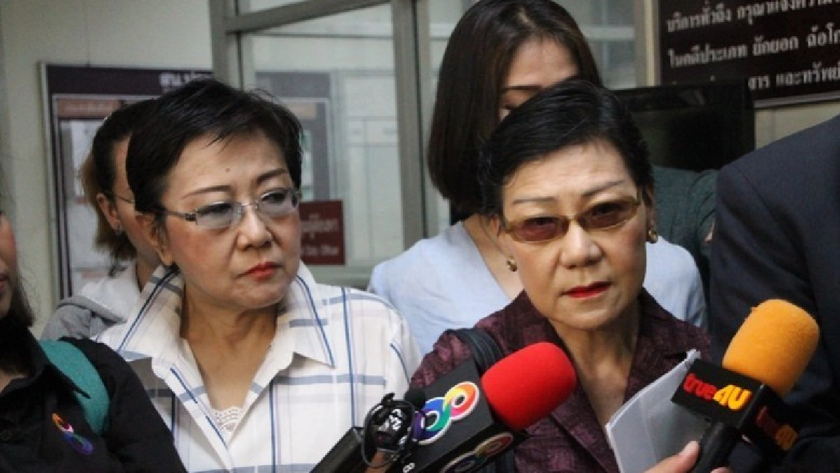 2 ป้าทุบรถแจ้งความกลับสาวคู่กรณี !! 2 ป้าทุบรถแจ้งความกลับสาวคู่กรณี !!