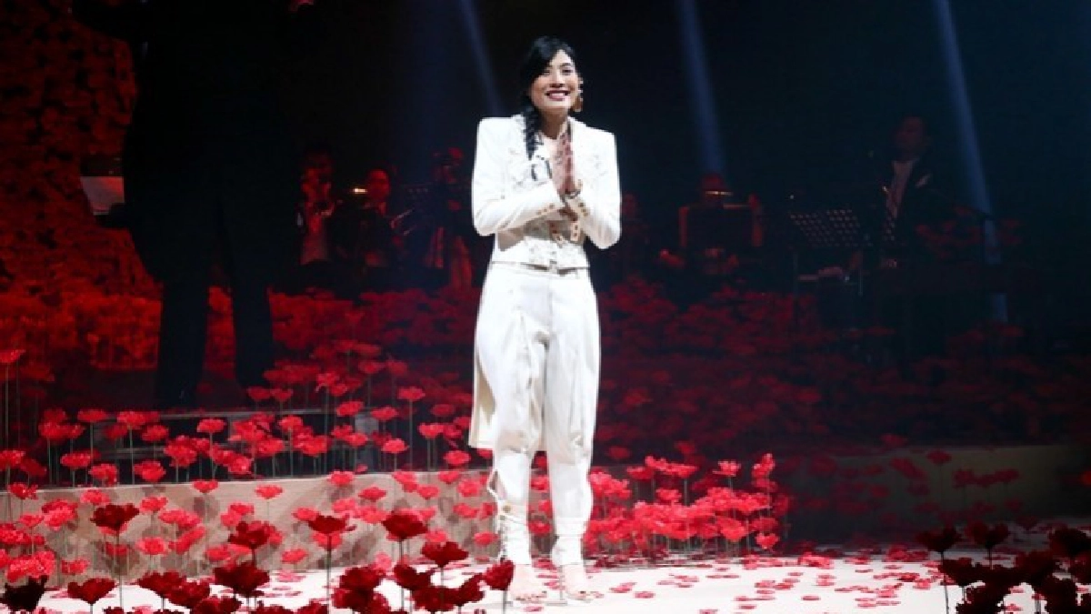 รวมพลคนแฟชั่นชมคอลเลกชั่นหรู “สิริวัณณวรี” 