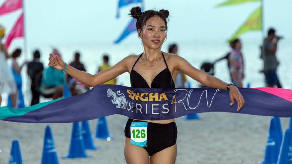 สีสันตระการตา "สิงห์ หาดชะอำ บิกินี่ รัน" สีสันตระการตา "สิงห์ หาดชะอำ บิกินี่ รัน"