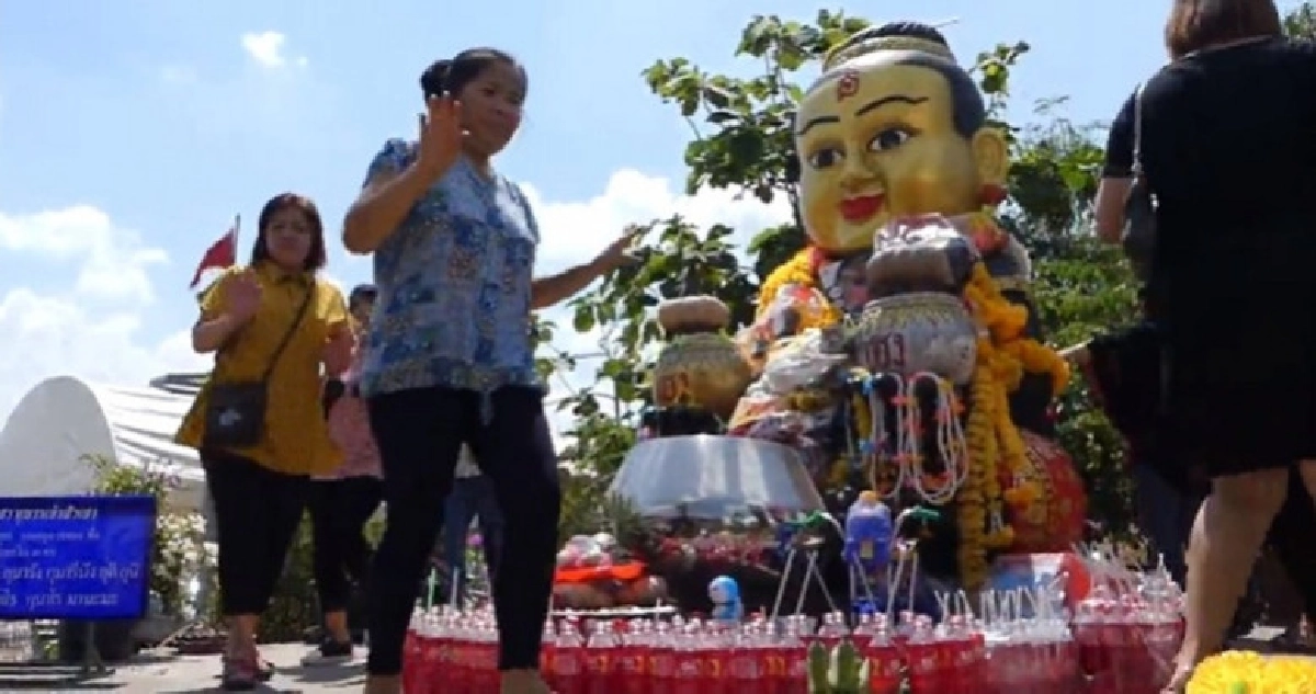 ถูกหวยนับ 10 แห่รำแก้บน ‘กุมารเจ้าสัวเฮง’ ถูกหวยนับ 10 แห่รำแก้บน ‘กุมารเจ้าสัวเฮง’