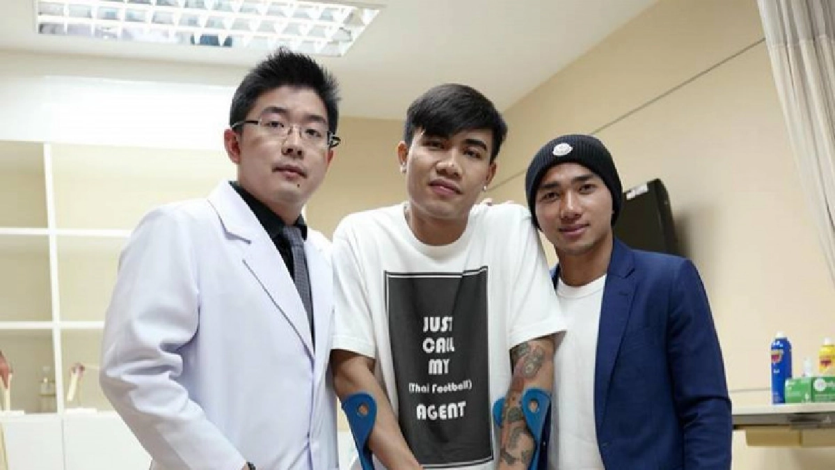 หล่อ!"ชนาธิป"ถ่ายงานให้โรงพยาบาลช่วยเพื่อนผ่าเข่า หล่อ!"ชนาธิป"ถ่ายงานให้โรงพยาบาลช่วยเพื่อนผ่าเข่า