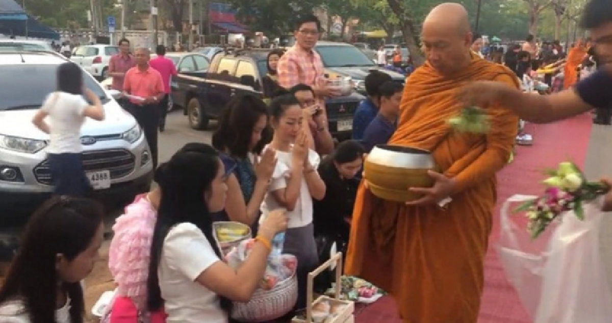 อุดรฯ สวมผ้าไทยใส่บาตรทุกวันอังคาร อุดรฯ สวมผ้าไทยใส่บาตรทุกวันอังคาร