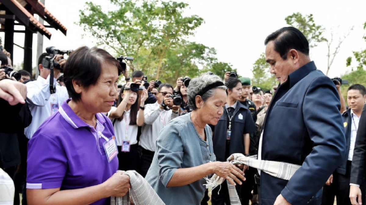 "นายกลุงตู่"มอบสมุดประจำตัวผู้ได้รับการคัดเลือกให้ทำกิน 