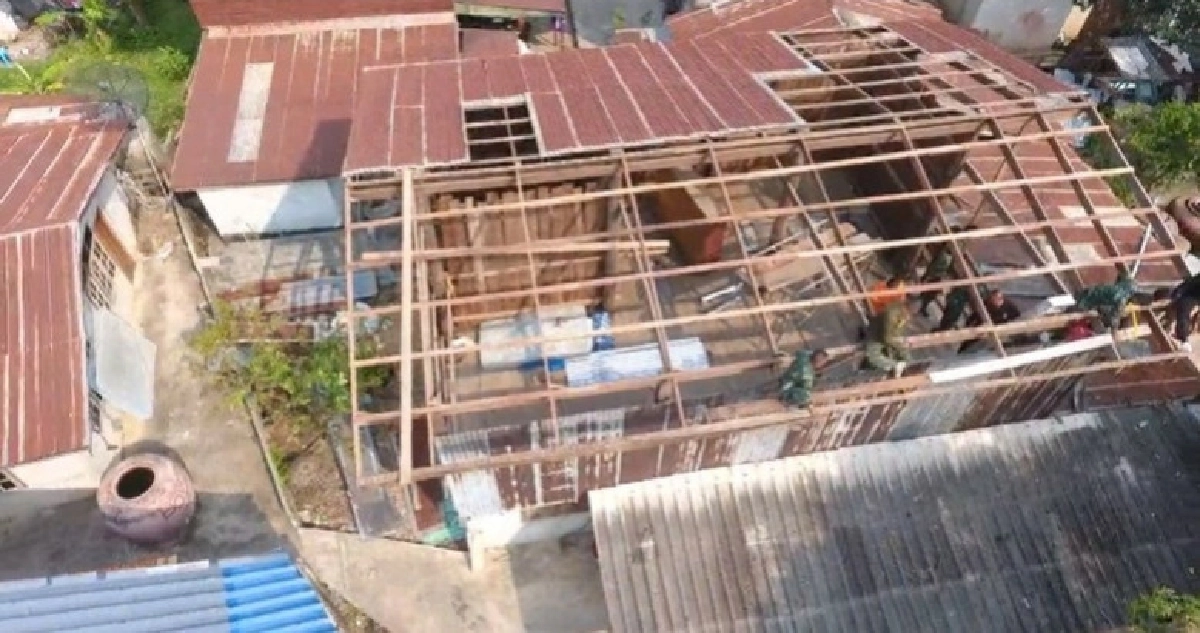 เร่งซ่อมบ้านเรือนชาวบ้านถูกพายุพัดถล่ม เร่งซ่อมบ้านเรือนชาวบ้านถูกพายุพัดถล่ม