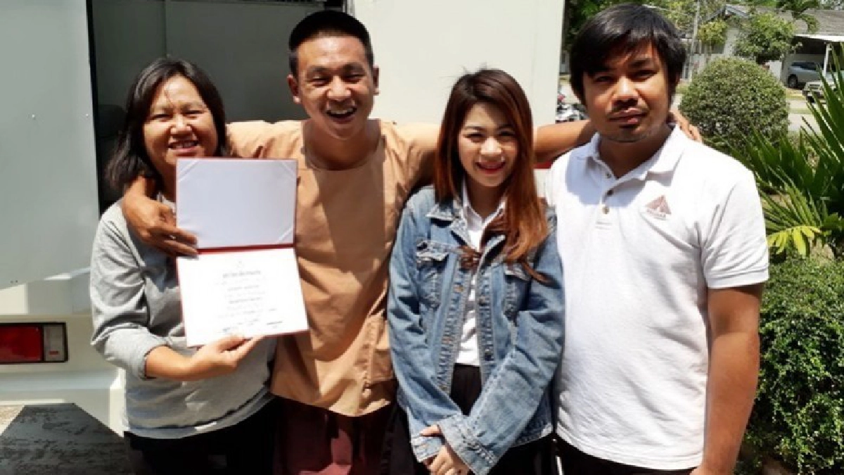 “ไผ่ ดาวดิน” ชื่นมื่น แม่ให้ใบปริญญาขณะขึ้นศาลทหาร “ไผ่ ดาวดิน” ชื่นมื่น แม่ให้ใบปริญญาขณะขึ้นศาลทหาร