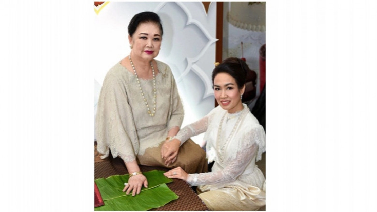แม่ "ใหญ่"ลูกสะใภ้ "เอ็ม" จัดข้าวแช่ท้าร้อน แม่ "ใหญ่"ลูกสะใภ้ "เอ็ม" จัดข้าวแช่ท้าร้อน