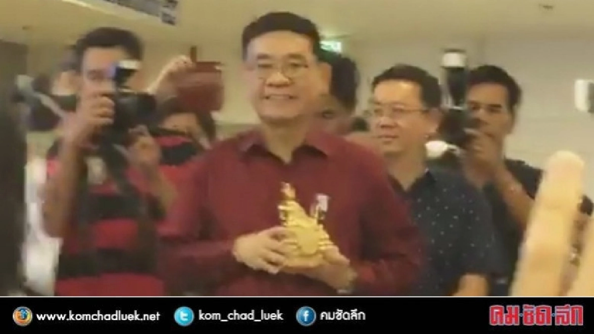 "สมชัย" อุ้มพระนำ ก่อนออกจาก กกต. "สมชัย" อุ้มพระนำ ก่อนออกจาก กกต.