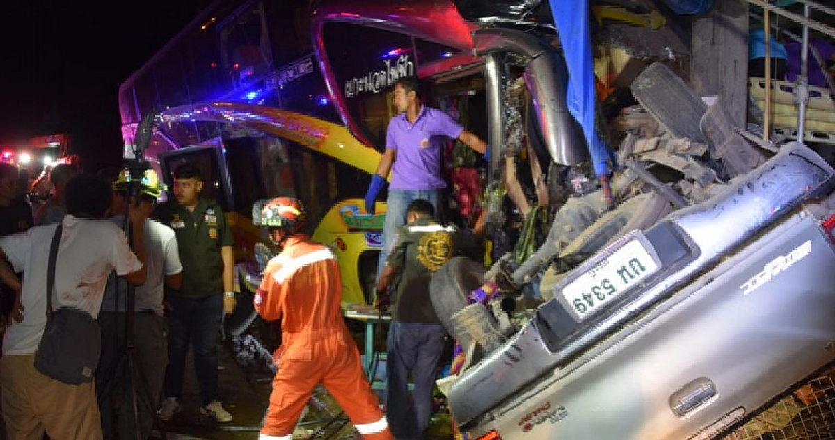 ชนสนั่นกลางสี่แยก!!รถทัวร์รับนทท.ชนกระบะ ดับ 2 เจ็บ 6 ชนสนั่นกลางสี่แยก!!รถทัวร์รับนทท.ชนกระบะ ดับ 2 เจ็บ 6