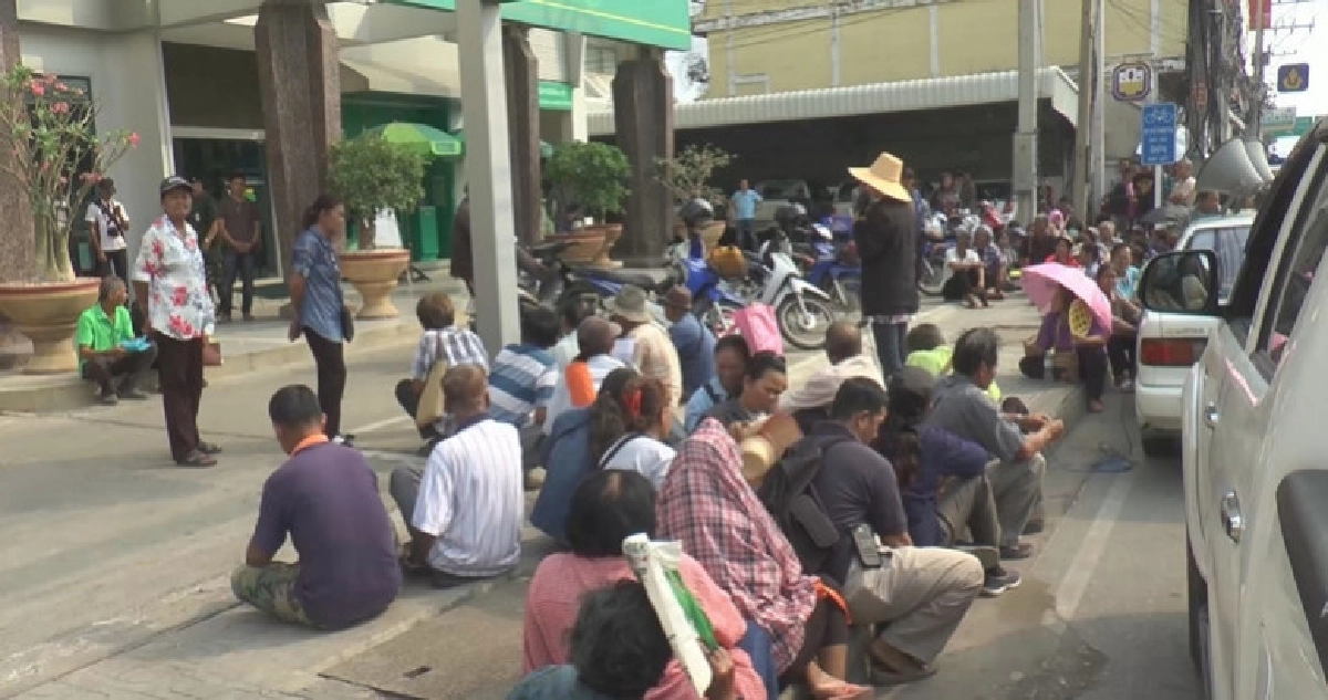 ม็อบเกษตรกรกว่า 100 บุก ธ.ก.ส.ชัยนาท ผิดสัญญา