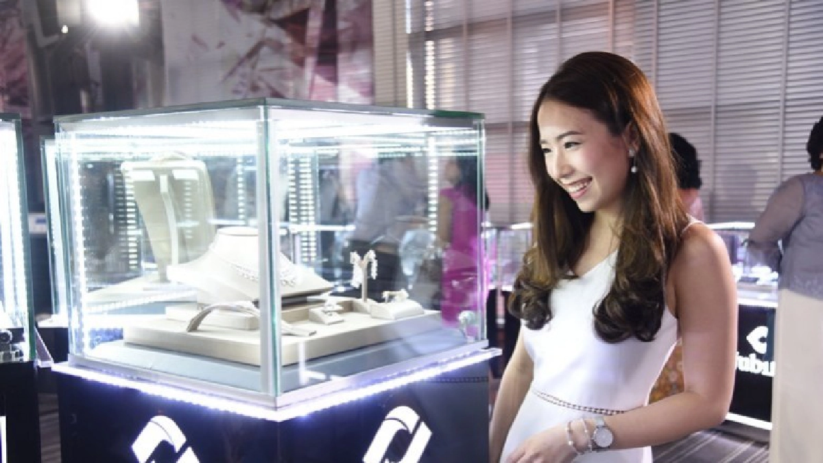 เลอค่าลวดลายธรรมชาติและผีเสื้อ