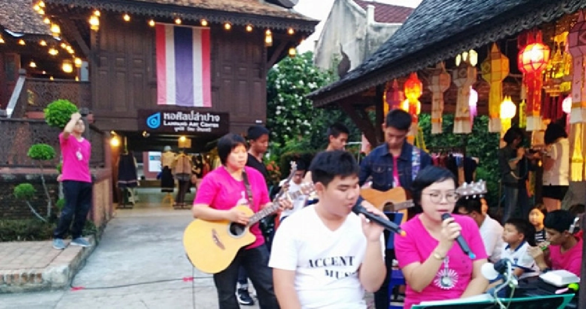 เล่นดนตรีเปิดหมวกรับบริจาคดับไฟป่า