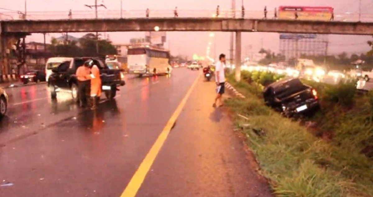 ฝนตกถนนลื่นชนท้าย 3 คัน เจ็บ 2