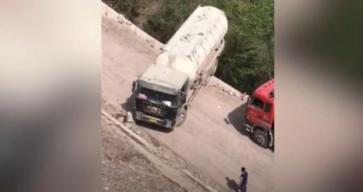 สุดเสียว!! กลับรถริมหน้าผา (ชมคลิป)