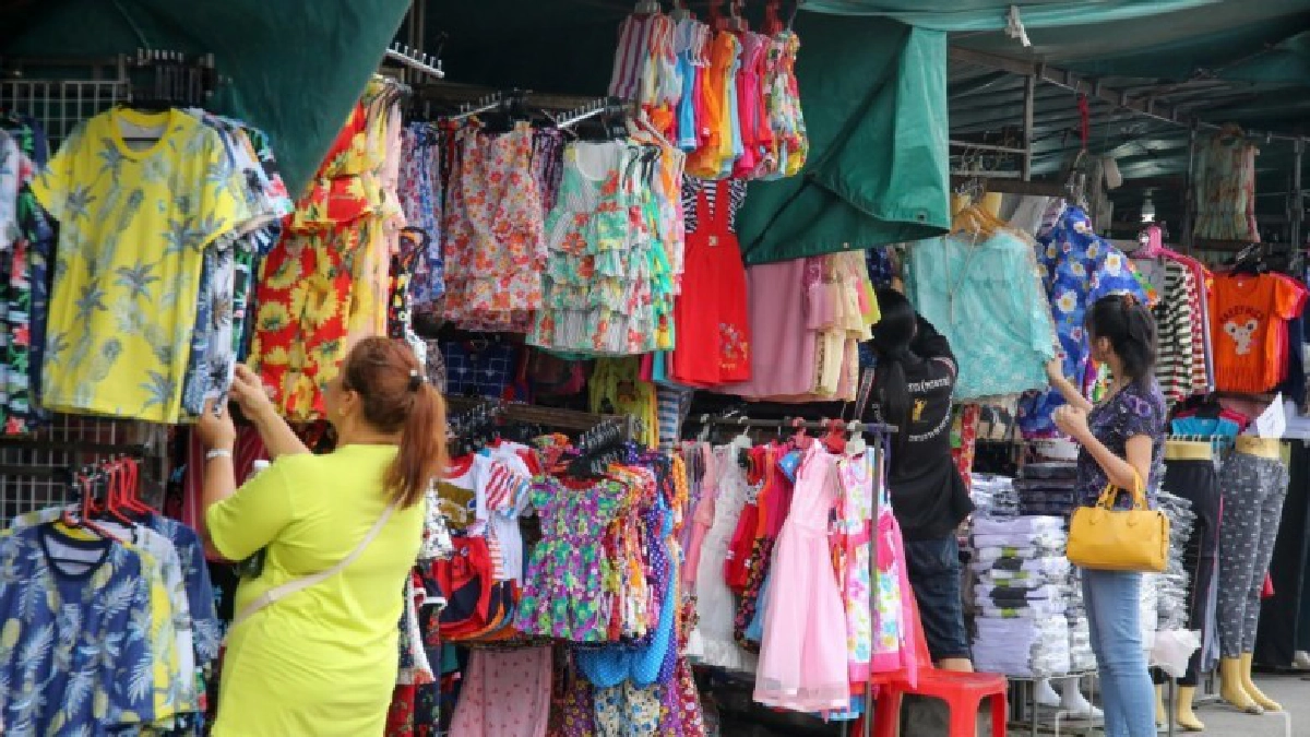 แห่ซื้อเสื้อลายดอกรับ "สงกรานต์" (ภาพชุด)