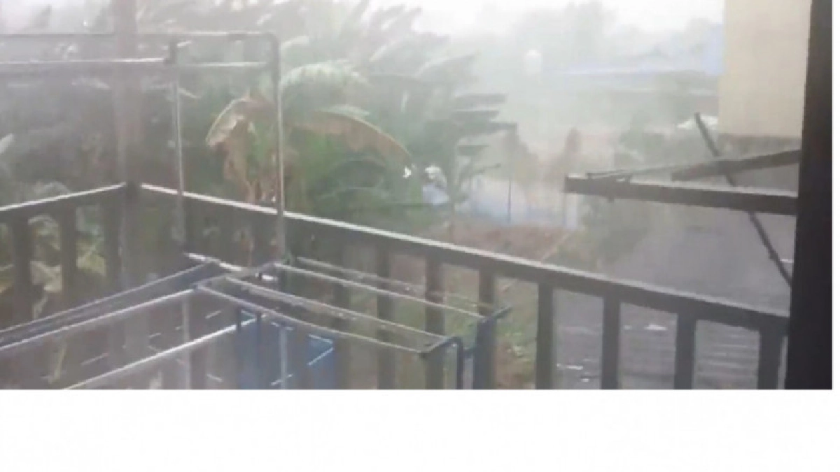 ลมฝนจากฝั่งลาวพัดกระหน่ำเข้า"มุกดาหาร"(คลิป)
