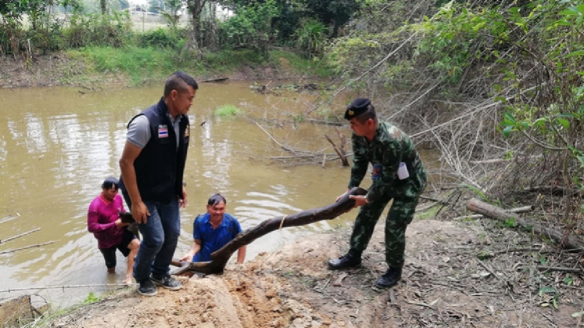 ตร.อุบลฯยึด 'ไม้พะยูง' ซุกสระน้ำ