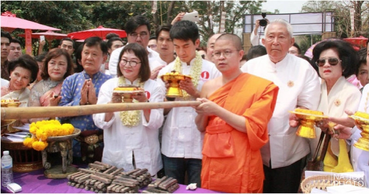 แห่กรี๊ด 'คุณพี่หมื่นโป๊ป' ร่วมบุญ 'ไร่เชิญตะวัน' แห่กรี๊ด 'คุณพี่หมื่นโป๊ป' ร่วมบุญ 'ไร่เชิญตะวัน'