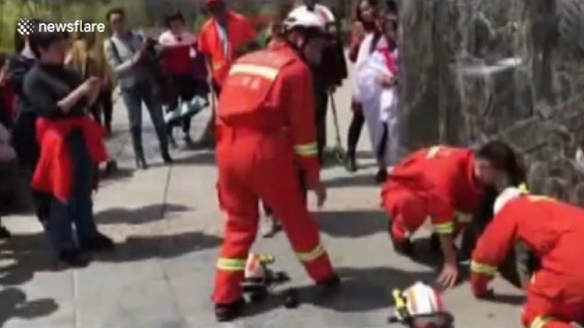 ดับเพลิงจีนช่วยเด็กวัย1ขวบตกท่อน้ำลึก2เมตร ดับเพลิงจีนช่วยเด็กวัย1ขวบตกท่อน้ำลึก2เมตร