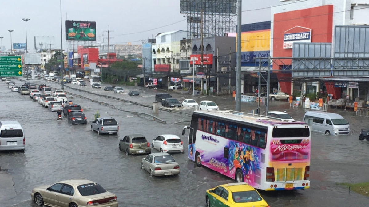 ฝนกระหน่ำเมืองชล ทำน้ำท่วมรอระบายรถติดยาวหลายกิโลเมตร ฝนกระหน่ำเมืองชล ทำน้ำท่วมรอระบายรถติดยาวหลายกิโลเมตร