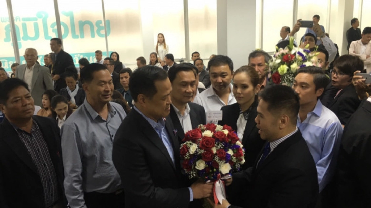 "ภูมิใจไทย" คึกคัก "เสี่ยหนู" นำทีม ทำบุญพรรค ครบ 10 ปี "ภูมิใจไทย" คึกคัก "เสี่ยหนู" นำทีม ทำบุญพรรค ครบ 10 ปี