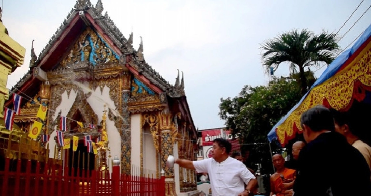 วัดหัวเวียงใต้สรงน้ำพระธาตุอายุกว่า 100 ปี วัดหัวเวียงใต้สรงน้ำพระธาตุอายุกว่า 100 ปี