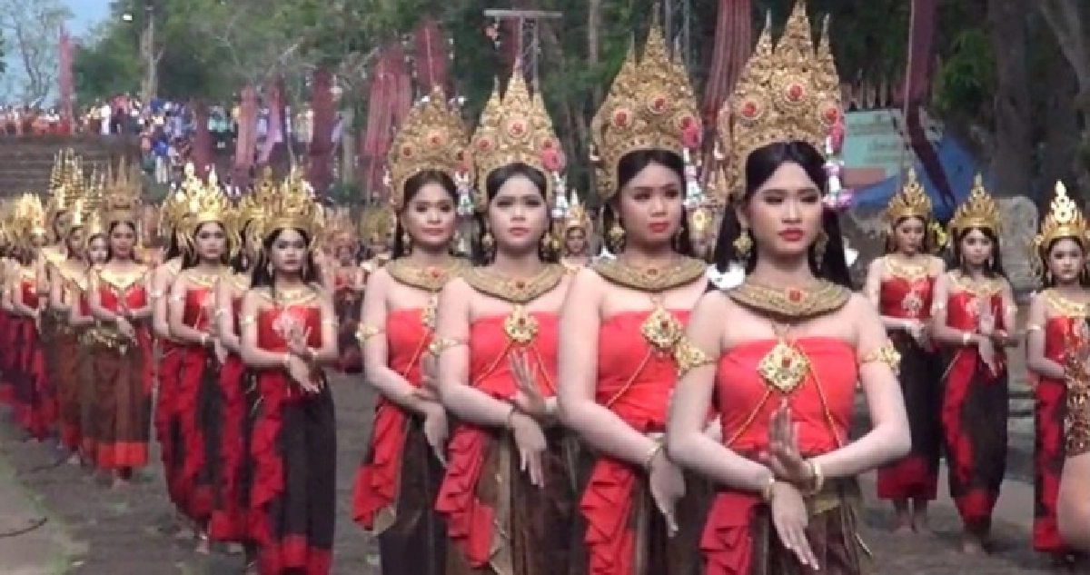 อลังการ !! งานประเพณีขึ้นเขาพนมรุ้ง ปี 2561